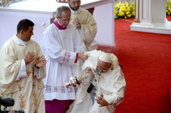 Papa Francisco sufre caída en misa del santuario de Polonia