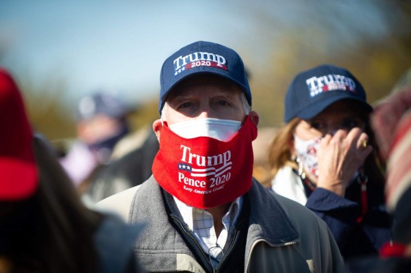 Un miembro de la multitud espera a que el presidente de los Estados Unidos, Donald J. Trump, hable en un evento de campaña en Newtown, Pensilvania, EE.UU., el 31 de octubre de 2020. EFE/EPA/TRACIE VAN AUKEN