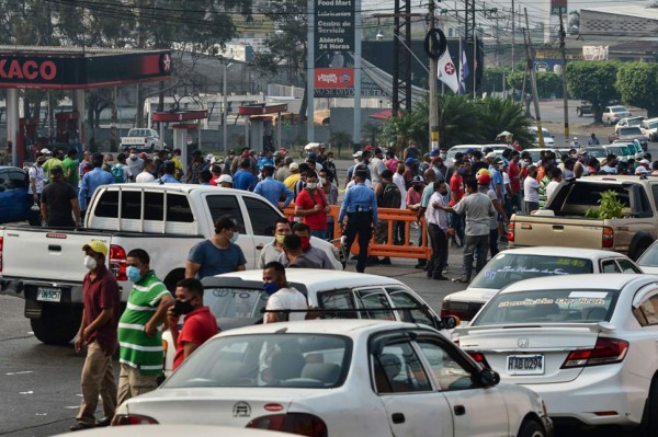 Taxistas hondureños toman bulevar en demanda de bono ante crisis por pandemia