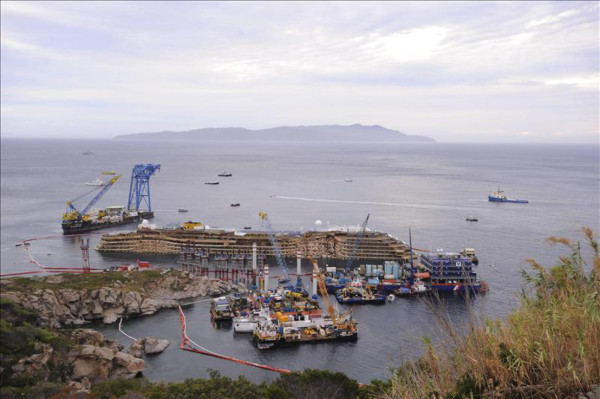 El Costa Concordia ya está enderezado y ¿ahora qué?