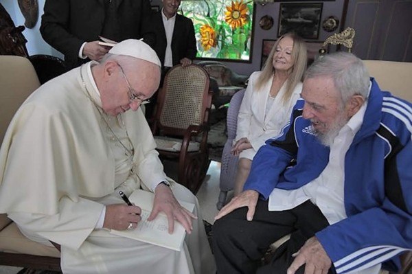 El papa y Fidel Castro intercambiaron regalos