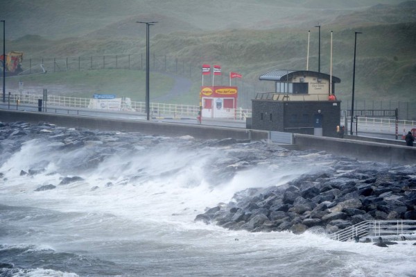 Caos de transporte y riesgo de inundaciones en Escocia por la tormenta Ofelia