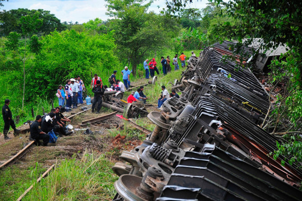 Suman 11 los muertos por descarrilamiento de tren al sur de México