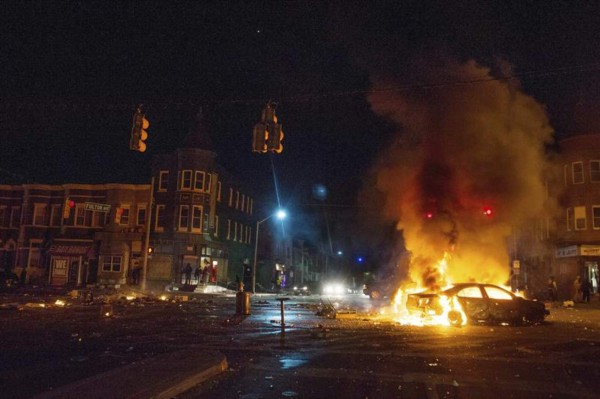 Baltimore declara toque de queda por saqueos y caos