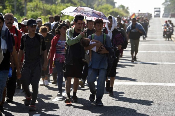 México deporta a más de 2,000 hondureños de la caravana de migrantes