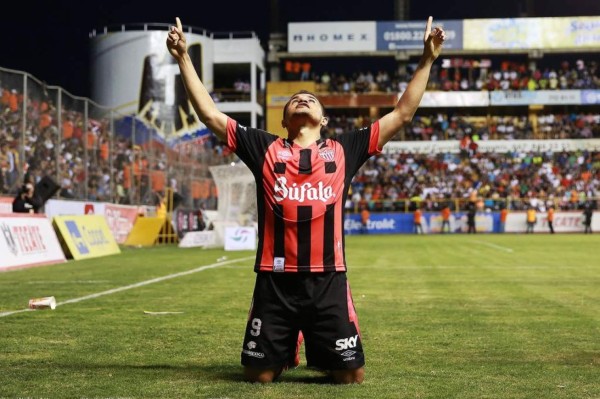 Un golazo de Roger Rojas da clave empate al Necaxa en la final