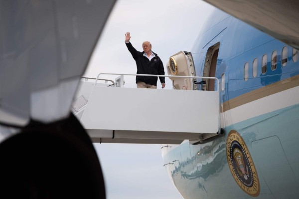 US President Donald Trump boards Air Force One prior to departure from Joint Base Andrews in Maryland, November 17, 2018, as he travels to California to view wildfire damage. (Photo by SAUL LOEB / AFP)