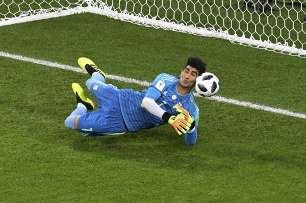 Iran's goalkeeper Alireza Beiranvand saves Portugal's forward Cristiano Ronaldo's penalty during the Russia 2018 World Cup Group B football match between Iran and Portugal at the Mordovia Arena in Saransk on June 25, 2018. / AFP PHOTO / Mladen ANTONOV / RESTRICTED TO EDITORIAL USE - NO MOBILE PUSH ALERTS/DOWNLOADS