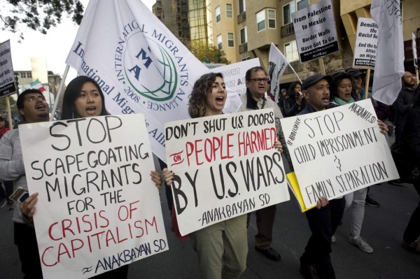 Marchan en San Diego intentando presionar a favor de la caravana migrante