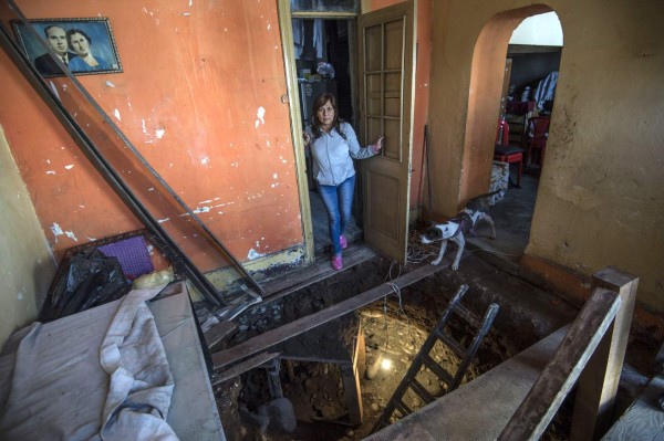 Mujer destruye la casa de su vecina en Perú buscando oro bajo tierra  