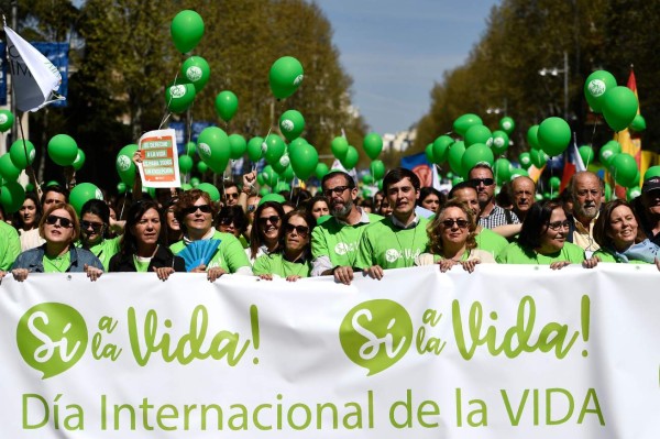 Miles de personas marchan en Madrid contra el aborto