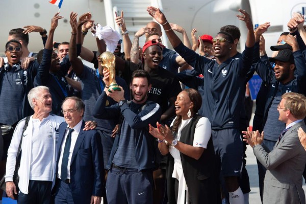 BOR129. Roissy En France (France), 16/07/2018.- (L-2R) French national soccer team head coach Didier Deschamps, President of the French Football Federation (FFF) Noel Le Graet, goalkeeper Hugo Lloris, French minister of sport, Laura Flessel and French soccer team players celebrate after they arrived by plane at Roissy Charles de Gaulle international airport near Paris, France, 16 July 2018. France won 4-2 the FIFA World Cup 2018 final against Croatia in Moscow, on 15 July. (Croacia, Mundial de Fútbol, Moscú, Francia) EFE/EPA/CAROLINE BLUMBERG