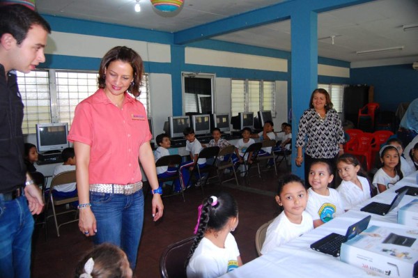 Entregan 58 computadoras a dos escuelas sampedranas