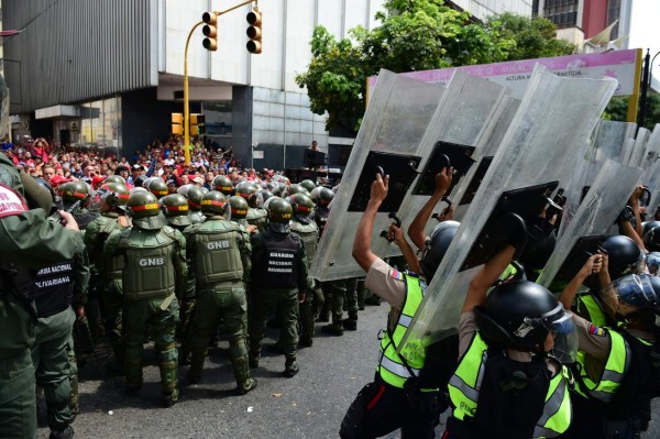 Supporters of Nicolas Maduros's government gather to protest outside the National Assembly, in Caracas on October 27, 2016. / AFP PHOTO / RONALDO SCHEMIDT