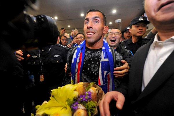 A Tevez, el nuevo rey del fútbol chino, lo recibe una multitud