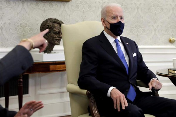 Biden tacha de 'pensamiento neandertal' levantar orden de llevar mascarilla