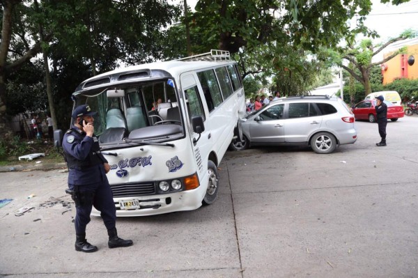 Nueve pasajeros heridos al chocar bus y una camioneta en Los Andes