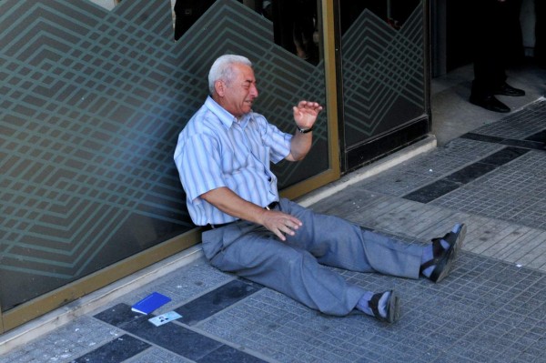 El 'anciano que llora' de Grecia recibe ayuda inesperada
