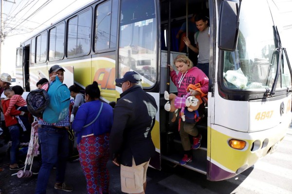 Caravana de migrantes cambia de ruta en México