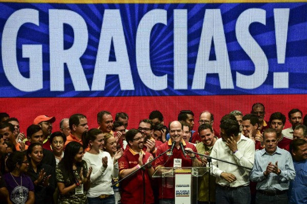 Oposición venezolana define su estrategia tras voto masivo contra Maduro