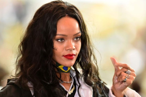 Se burlan de Rihanna por sus cejas