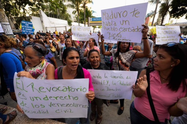 Decenas de mujeres salieron a las calles a exigir la salida de maduro.