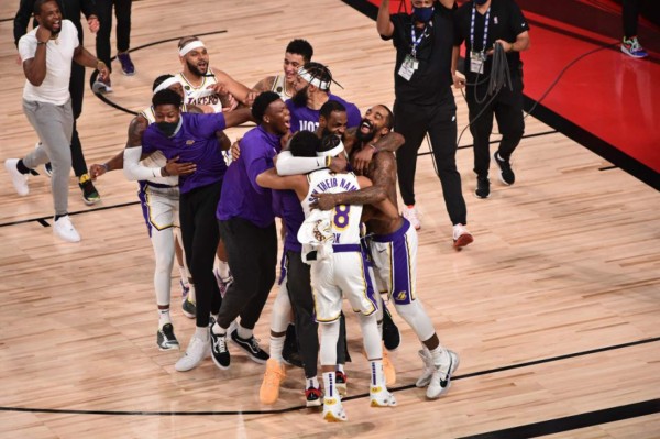 ORLANDO, FL - OCTOBER 11: The Los Angeles Lakers celebrate during Game Six of the NBA Finals on October 11, 2020 in Orlando, Florida at AdventHealth Arena. NOTE TO USER: User expressly acknowledges and agrees that, by downloading and/or using this Photograph, user is consenting to the terms and conditions of the Getty Images License Agreement. Mandatory Copyright Notice: Copyright 2020 NBAE David Dow/NBAE via Getty Images/AFP