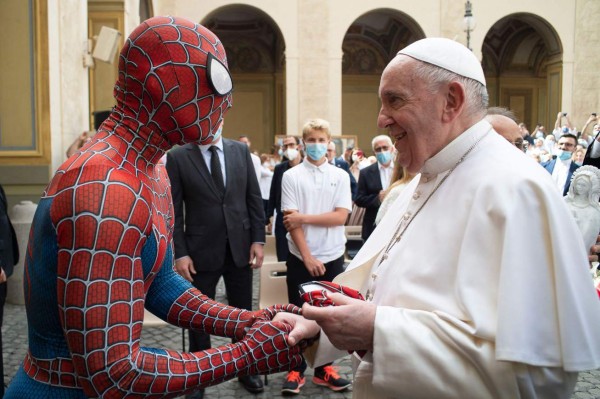 Curioso saludo del papa Francisco a Spider-Man en el Vaticano