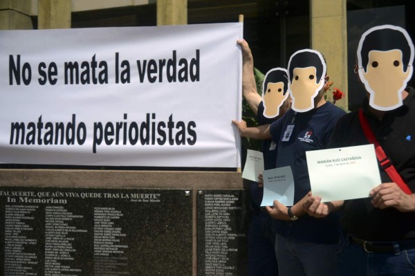 Colombian journalists demonstrate on World Press Freedom Day in memory of fellow journalists killed in the country, in Medellin, Antioquia department, Colombia, on May 3, 2016. / AFP PHOTO / RAUL ARBOLEDA