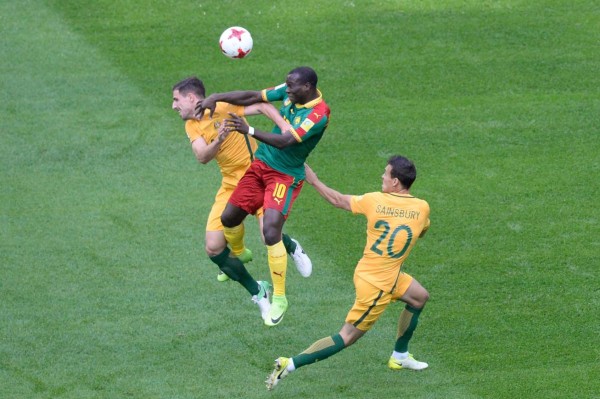 TOPSHOT - Cameroon's forward Vincent Aboubakar (C) jumps for the ball against Australia's defender Milos Degenek during the 2017 Confederations Cup group B football match between Cameroon and Australia at the Saint Petersburg Stadium on June 22, 2017. / AFP PHOTO / Olga MALTSEVA