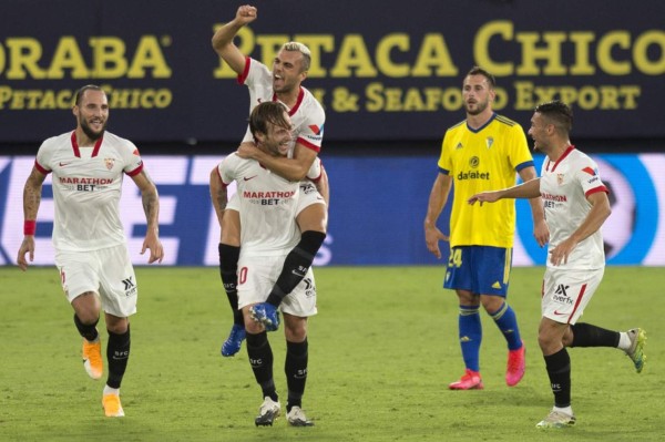 El Cádiz sufre amarga derrota ante Sevilla en reaparición del 'Choco' Lozano