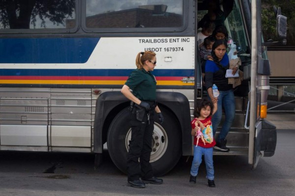 Bloquean autobús de ICE que transportaba a niños inmigrantes