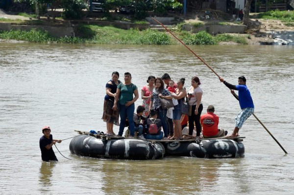 A group of migrants from Guatemala use a makeshift raft to illegaly cross the Suchiate river from Tecun Uman in Guatemala to Ciudad Hidalgo in Chiapas State, Mexico, on July 20, 2019. (Photo by ALFREDO ESTRELLA / AFP)