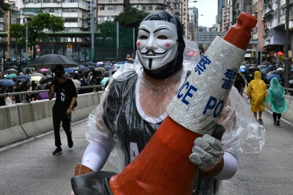 Estallido de violencia en Hong Kong por prohibición de máscaras en protestas