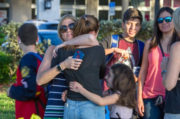 Luto y dolor en Florida tras masacre en colegio de Parkland