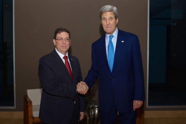 John Kerry y el canciller cubano en un encuentro histórico en 50 años