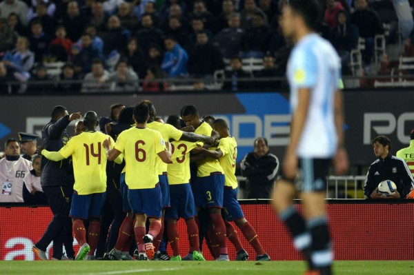 Una Argentina sin alma y sin Messi tropieza en casa ante Ecuador