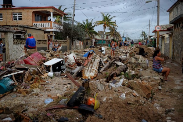 View of damages after the passage of Hurricane Irma, in Cojimar neighborhood in Havana, on September 10, 2017.Residents of Cuba's historic capital Havana were waist-deep in floodwaters after Hurricane Irma, on its way to Florida, swept by, cutting off power and forcing the evacuation of more than a million people. / AFP PHOTO / YAMIL LAGE