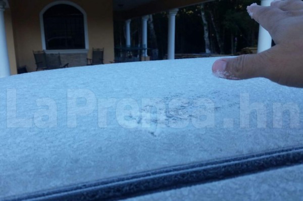 Con capa de hielo amanecen carros en La Esperanza, Intibucá