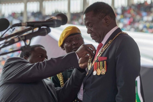 Nuevo presidente de Zimbabue asume el poder