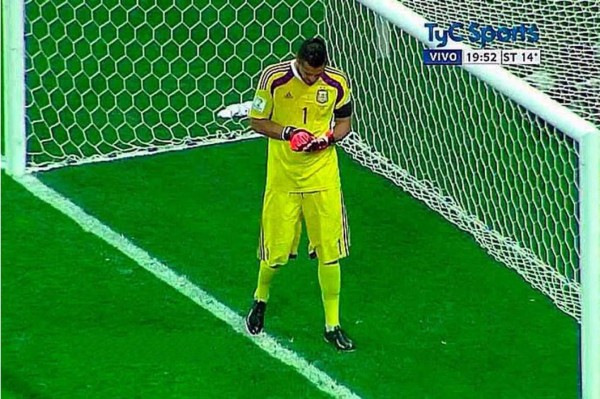 Video: Sergio Romero usó un 'papelito' para los penales ante Holanda