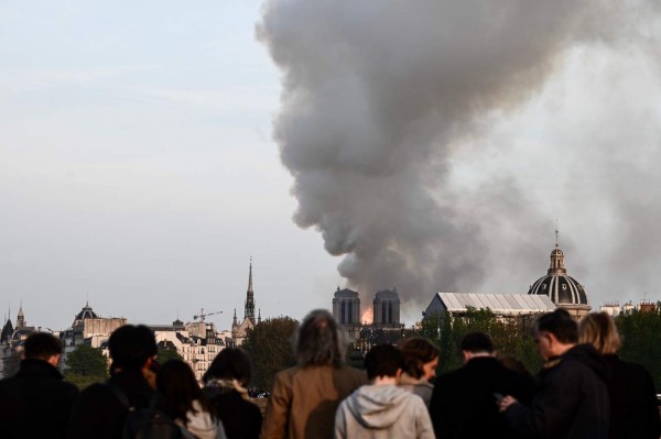 Conmoción por incendio en la catedral Notre Dame de París