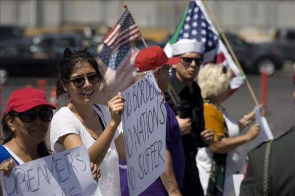 Migrantes irregulares celebran el 4 de Julio con reclamos