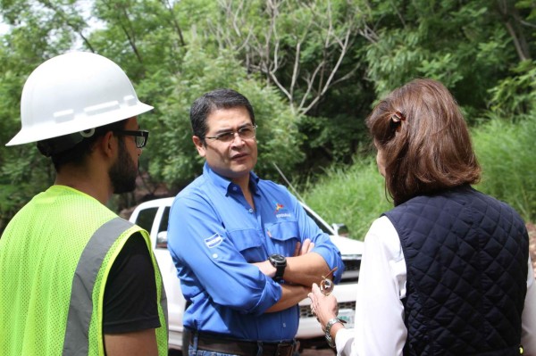Presidente Juan Orlando Hernández supervisa las obras del Cerro Juana Laínez en visita sorpresa   