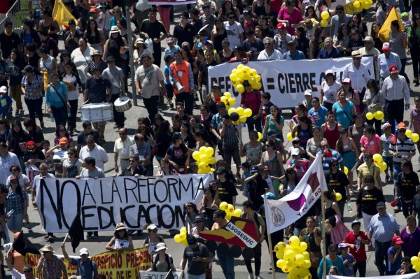 Miles se manifiestan contra reforma educativa en Chile