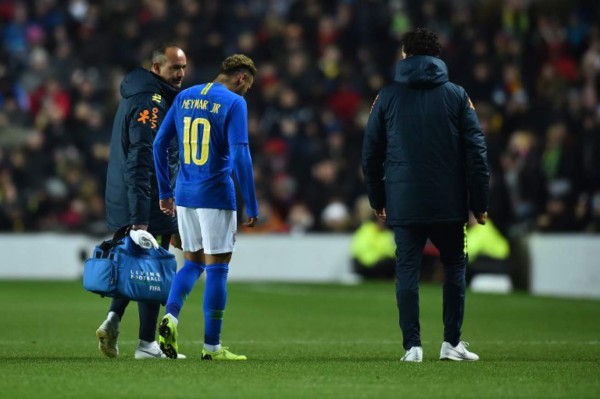 Lesión de Neymar eclipsa victoria de Brasil ante Camerún