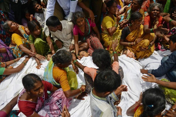 Mueren 18 niños en el choque de un autobús escolar y un tren en India