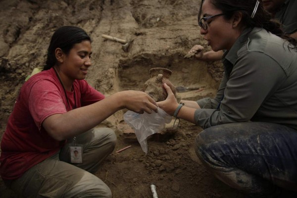 Arqueólogos salvadoreños hallan vasijas prehispánicas en el suroeste del país