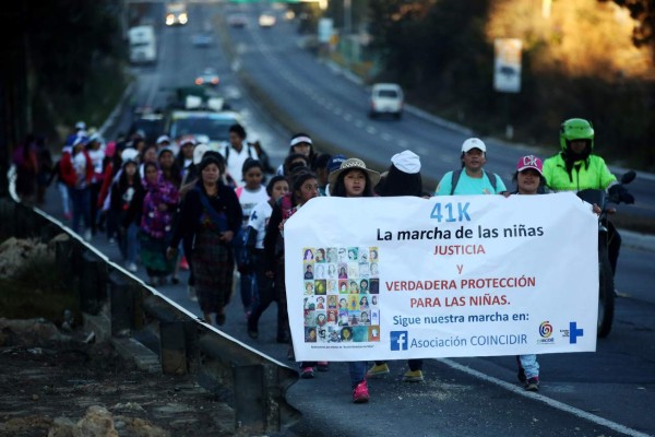 Niñas marchan 41 kilómetros para recordar a 41 niñas muertas