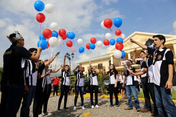 Con alegría presentan a seniors de la Mountview Academy